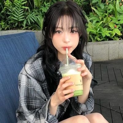 Tell all your friends and watch out, because she is on the roll ┊ 아현 🕷️ 。゚・