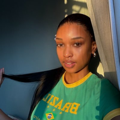 I’m not real🫠 no thoughts, just pictures of myself 🫠