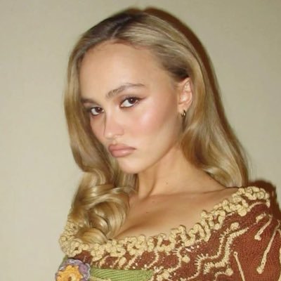 livingdeadcll's profile picture. paranoid as a reference to possession (1981)