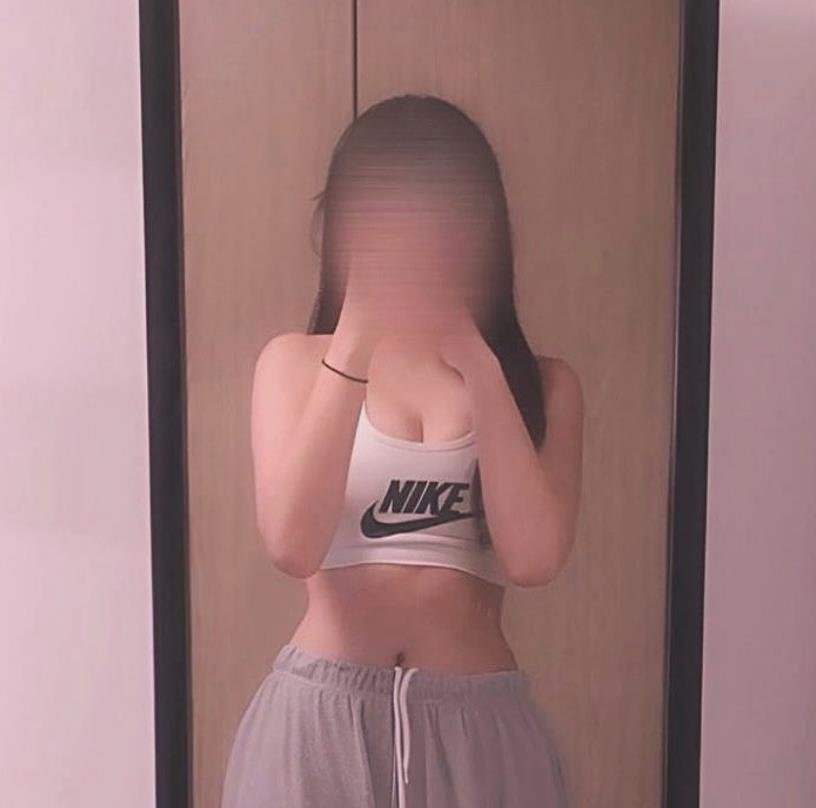 너무 잘 붙는 스타일 혼자 있는 거 싫어해… 대신 게임할 땐 세상 제일 행복한 사람 🎮 게임 만세!!