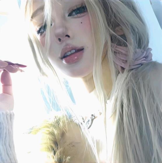 너무 잘 붙는 스타일 혼자 있는 거 싫어해… 대신 게임할 땐 세상 제일 행복한 사람 🎮 게임 만세!!