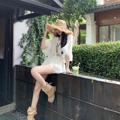 I value quality over quantity in everything.
　私はすべてにおいて量より質を重視します。
