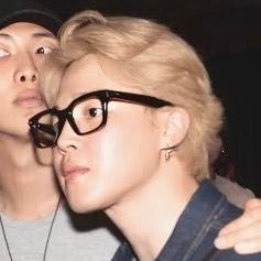 a lesbian who loves women and park jimin only 👩❤️💋👩🐥 the moon that embraces you…💛🌙