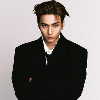 Behind the synth, he spins Anchors and harmonies then hides love letters for @jooyueon in every KITA's chord.