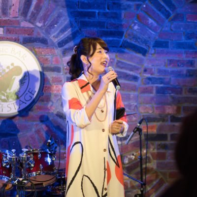 tmmvoice_704's profile picture. 明るくポジティブな進行ならおまかせ☀️ 歌って踊れるフリーアナウンサー♪♪｜ボイストレーナー｜ナレーター｜子どもイベントから式典、婚礼司会まで1000本↑経験🌈🏰🌋｜ラジオCM・webCMナレーション放送中🎧️｜🎼夫婦で歌うYouTube▶️ @lunlun_fufu ｜レッスン予約は固定ツイ↓↓↓