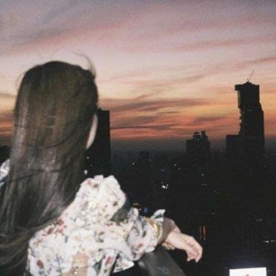 28歳、一人暮らし、ナイトクラブで男性を楽しませる仕事をしており、ここでもっと多くの異性と出会いたいと思っています