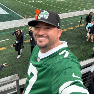 Diehard Jets Fan, Knicks, Yankees ⢠Gaming Collector, Enthusiast ⢠Cuse šā¢ Married