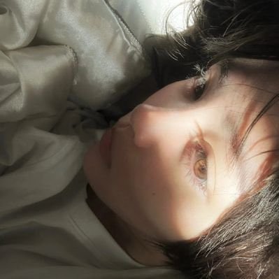 wulianlianlian0's profile picture. 你看那通天的巨塔，每时每刻都有人跳下。小时候我不懂，以为那是雪花。