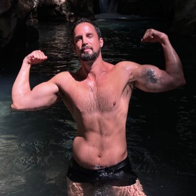 🫵 1.93m/100 kg 43y.o DM through IG https://t.co/YwxTnJwuP0