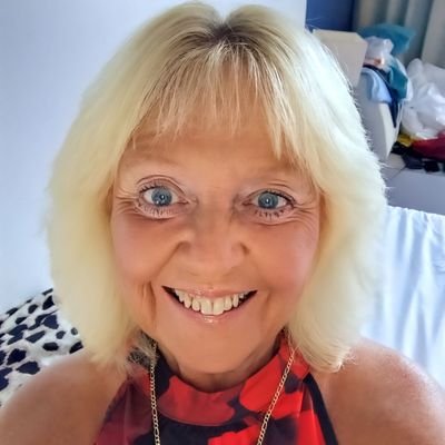 Mum and nan from Southampton England . Dementia specialist carer. Supports the saints😇 I've beaten Kidney Cancer💪🧡No Dms I won't reply ❤️