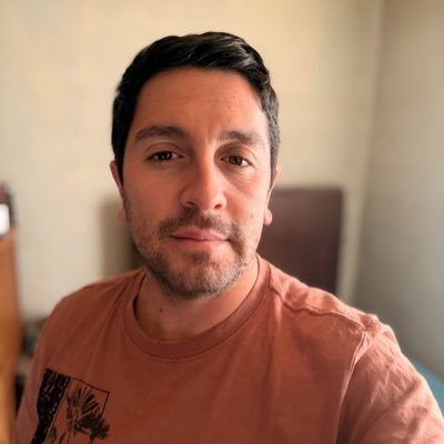 “Señor del Caos Visual: donde termina el orden, empieza mi arte.”