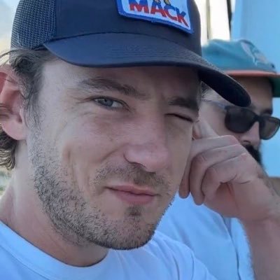 hrhyellowroses's profile picture. •♔ he/him • 25 • fic writer and reader • depressed homosexual • bachelors in psychology ♔•