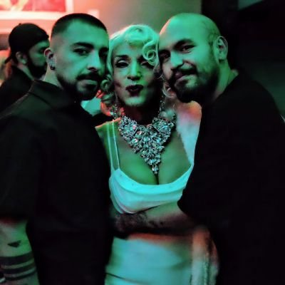 Las historias se cuantan con echos,
ARTISTA Drag desde 1990.
Libre de etiquetas y burbujas.
No me sigas q yo te sigo 😈. pintora, escultora intervenista,
