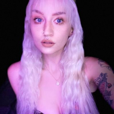 24 • horror movie connoisseur • while i'm still warm • blm • send me money $honeybeewhore • sc:taydanielleee 🔮 buy my nudes ✨