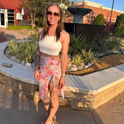mama 🌻 artist 👩🏻🎨 unfiltered brain blog 🪴 opinions mostly my own ✌🏼🌈🦋 pop culture personality profile: 4w5 🌸 ISFP ✨♉️♎️♌️ 💛🏈❤️ CHIEFS KINGDOM ❤️🏈💛