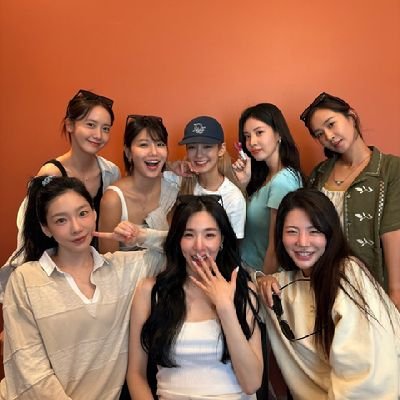 girlgroup enthusiast || sometimes fangirling, sometimes rant about everyday life || please mention after dm