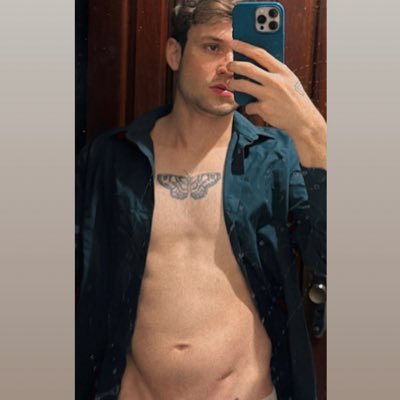 Perfil com conteúdo duvidoso. Safra de 98. 1,80 de sarcasmo e cansaço crônico. O olhar triste é charme. “Se você não é um monstro, o que você é?” “SOBREVIVENTE”