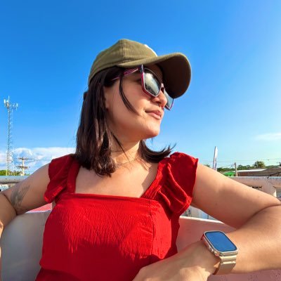 Tem mais cabelo que talento, mais defeitos que cabelo e mais riqueza que defeitos.