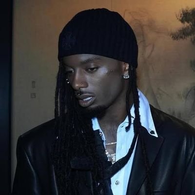selogerkkk's profile picture. yessir, two faces