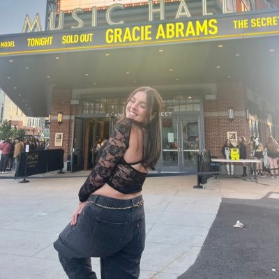 ariana grande & taylor swift enthusiast || Sweetener World Tour 6/10/19 & 11/22/19 💛the life of a showgirl out october 3rd🩷