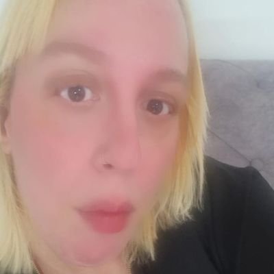 Shirarotem1984's profile picture. את הרי אשתי האמיתית
קטנונית
וקנאית
הו מלנכוליה,
את אהובתי...
שירה,41 נשואה פלוס 4.