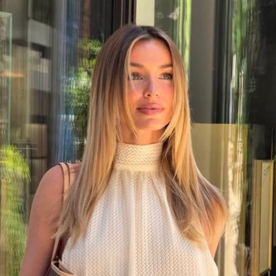 definition of beautiful, smart & kind ⋆˚࿔ 2001 aquarius girl !!! ethan.bella.aless.angel —— in love with my french driver 🇫🇷 —— # F A K E