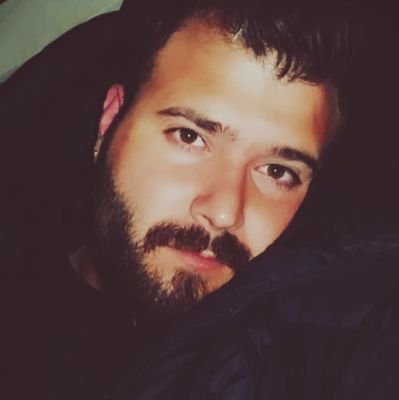 tekdüzelikten uzak ve sürekli değişen bir bünye, ne ironiktir ki kendisi değişse de etrafındaki değişime ayak uyduramamış ve çağ dışı kalmış biri..