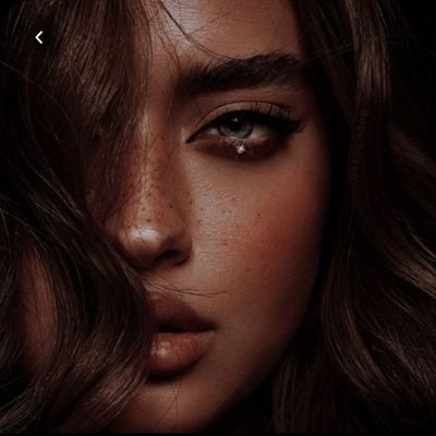 يا من وصفتنا بالمؤنساتِ الغاليات ذكرتك الروح حبًا و عليك القلب صلىٰ وسـلـم🤍✨.