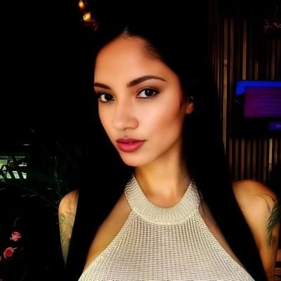 Isang ina ng tatlo, isang paminsan-minsang gamer, at isang Independent singer sa ReverbNation, siya ay matatas sa Tagalog, Japanese, English, and Dutch.