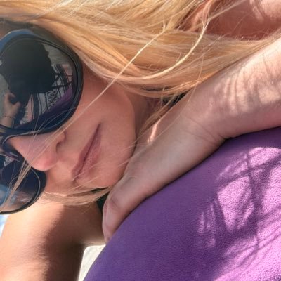 Space Hostess. Podcaster. Singer. Songwriter. Comedian, Painter. Artist. Conspiracy Nerd. Walking Encyclopedia. I Never Check DMs. 😆🍿