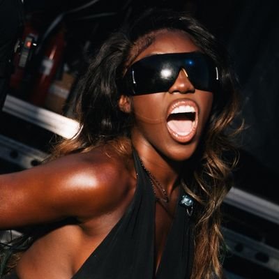 Sua primeira, maior e melhor fonte de informações sobre a Bree Runway no mundo, reconhecida e oficializada pela artista.