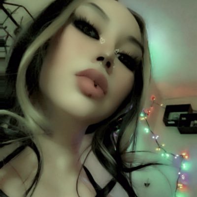 InsaniaBabydoll's profile picture. feral desert nerdy gremlin. Hunter main on destiny.