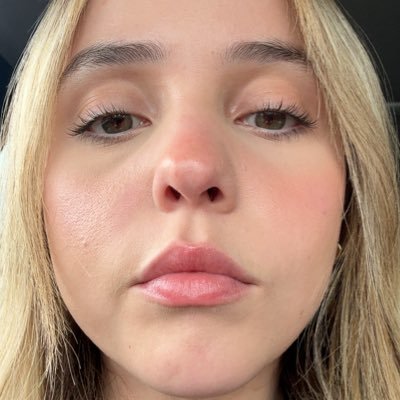 AndreaCaro476's profile picture. hola