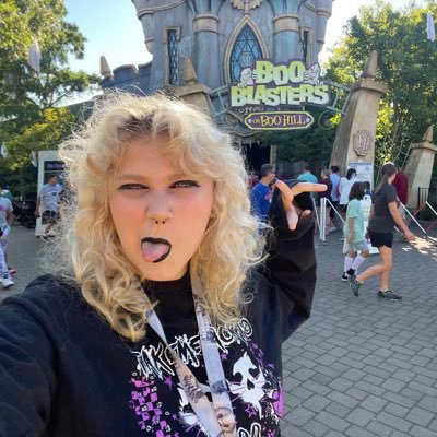 🪱🪱🪱 | #1 FoF Fan | CC: 112 | Chuck E Cheese | Tweets Are My Own | Life of a FoF Fan 👽💚🧡❤️🔥