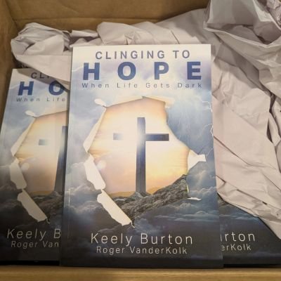 🩷 Breast Cancer Survivor since 2023 🩷 ~ Author of Clinging to Hope When Life Gets Dark (BOOK LINK BELOW) ~ ⚽️ Mom