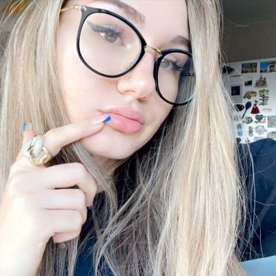 tiffoldham8's profile picture. 25 & thriving💎| coffee in one hand , confidence in the other