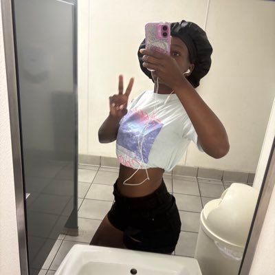 LLH❤️🫶🏾🤞🏽🏀 don't like nigga
Where the girls that like girls
Like to drink and smoke sometime
gay asf so don't play around with me 😜🤤🌈🌈🌈
