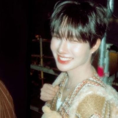 redhoodping's profile picture. eu te entendo, pond. eu também seria pau mandado do phuwin se pudesse...