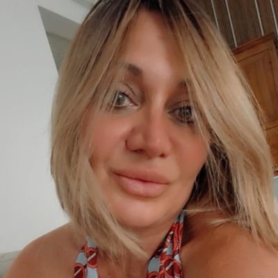 La miglior risposta è sempre una gran bella risata. Anche maleducata e irriverente. Fa bene all'anima.