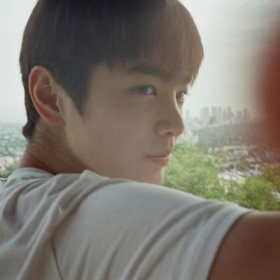 girls who loves ahn keonho and the smell of new books