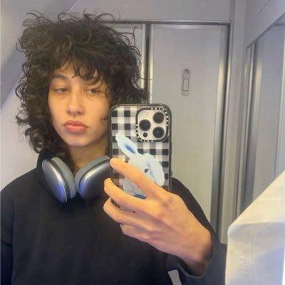 stickergirlouis's profile picture. louclit truthers only