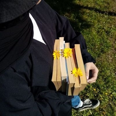 في الكتب أجد فرصا للنجاة للحب للأمل للعزلة للتأمل للمغامرة للدهشة الجميلة للمعرفة لبصمة إنسان من جميع الأماكن والأزمنة📚📖