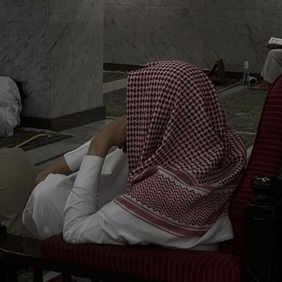 قالَ النبي ﷺ: مَن ادَّعَى إِلَى غَيْرِ أبِيهِ وَهُوَ يَعْلَمُ أنَّهُ غَيْرُ أبِيهِ فَالجَنَّةُ عَلَيهِ حَرامٌ.