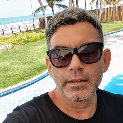 Plasma reflexões acerbas sobre os eventos diuturnos e noticiosos, com verve inquisitiva e lúcida, desvelando verdades em narrativas densas.