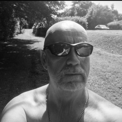 massive arsenal fan u dont like it u know where u can shove it ! worker, garden lover, part time poet , if u can handle a wok ur ok in my book..thats me!