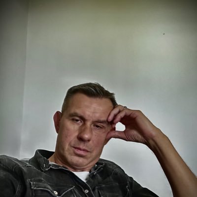 Pastor kościoła 15 października. Kolekcjoner środków z KPO. Zwolennik programu Tajka 2+(może być Wietnamka). Fontanna prawem nie towarem. Szkolony w Pjongjang.