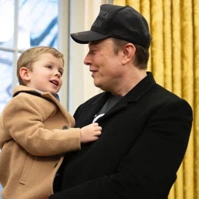 🚀| Spacex • CEO & CTO
🚔| Tesla • CEO and Product architect
🚄| Hyperloop • Founder
🧩| OpenAI • Co-founder X