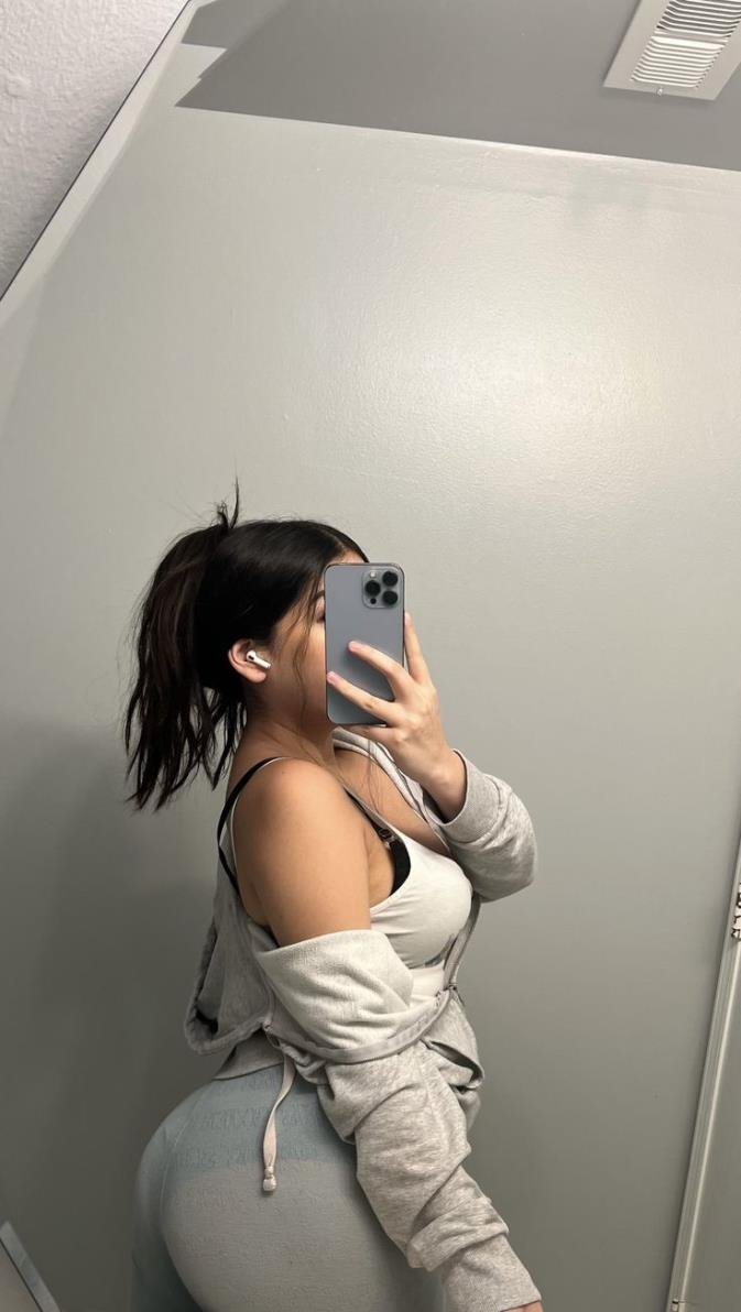 This is simply a side page... Go ahead and support my primary account @BellaSummerr