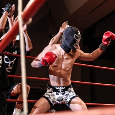 プロキックボクサー/最強最高のエンターテイナー/5戦3勝2敗(2ko)/スポンサー募集中!/EXARES所属/第6代DEEPKICKフェザー級王者