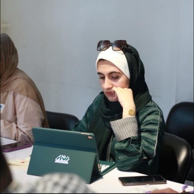 مصممة جرافيك مؤسسة بزنس ملابس مهتمة بالتراث والفن الفلسطيني𓂆